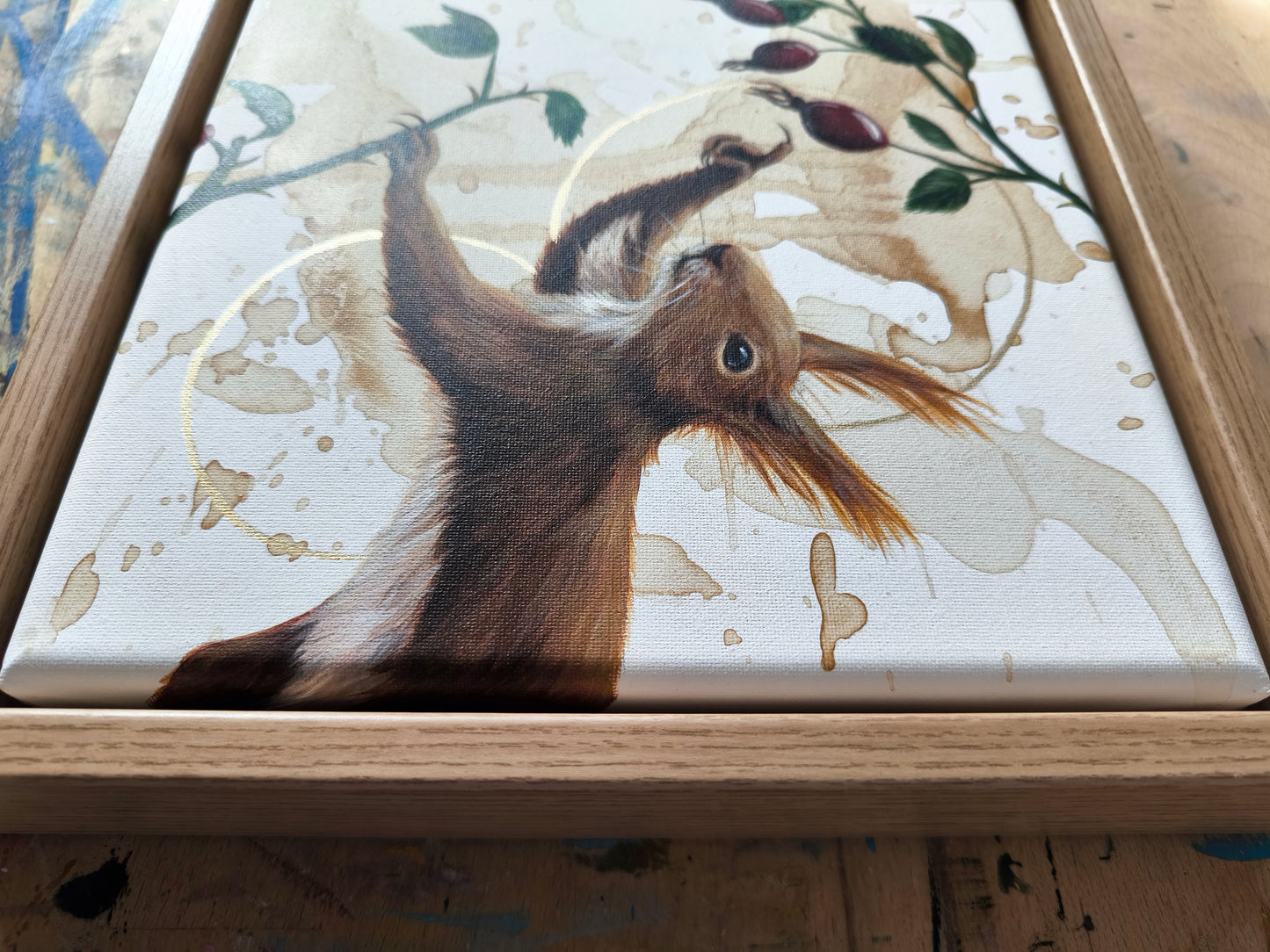 Das Eichhörnchen mit der Hagebutte