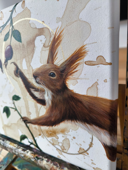 Das Eichhörnchen mit der Hagebutte