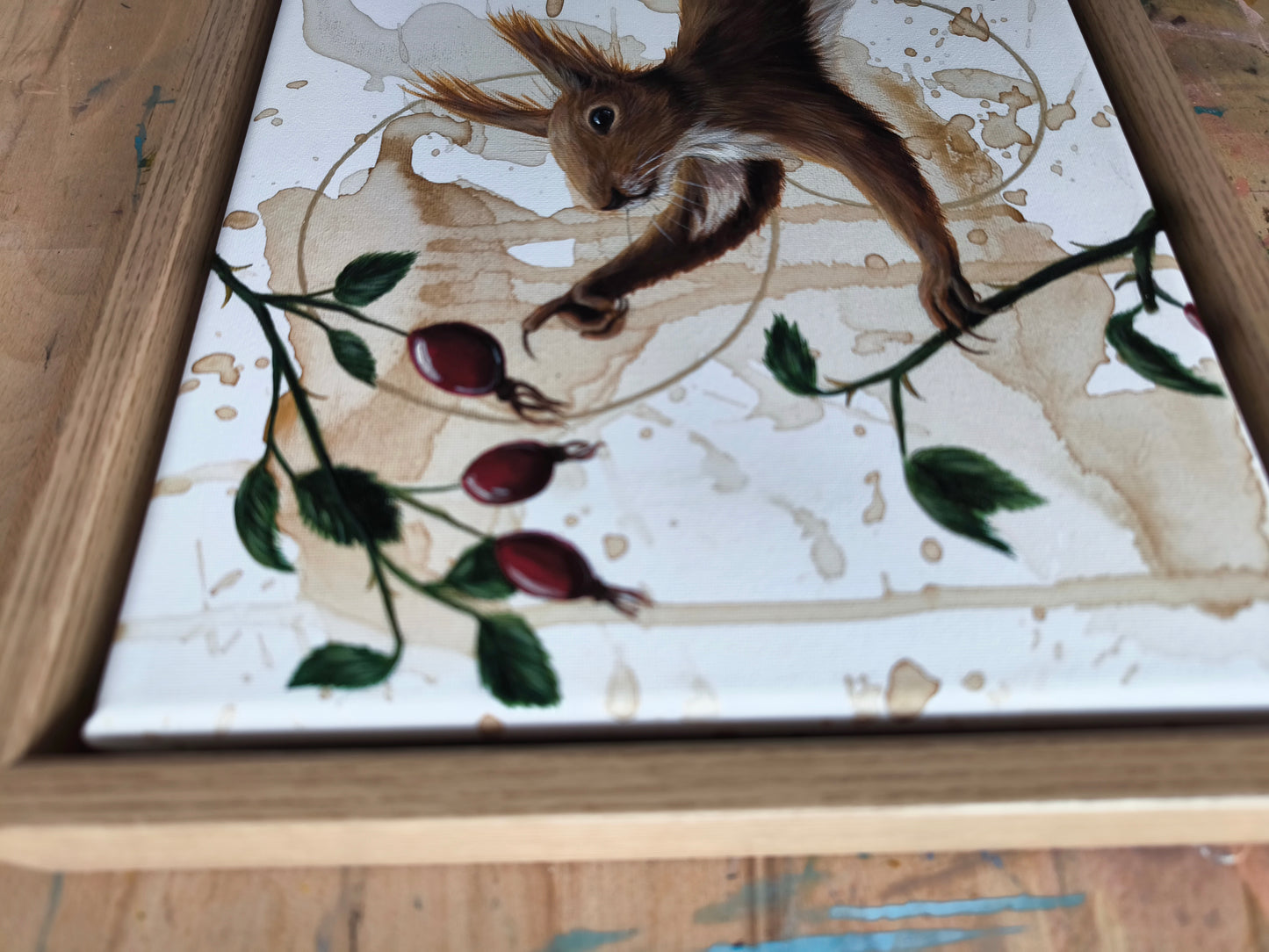 Das Eichhörnchen mit der Hagebutte