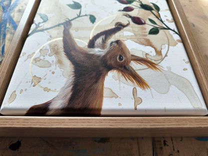 Das Eichhörnchen mit der Hagebutte