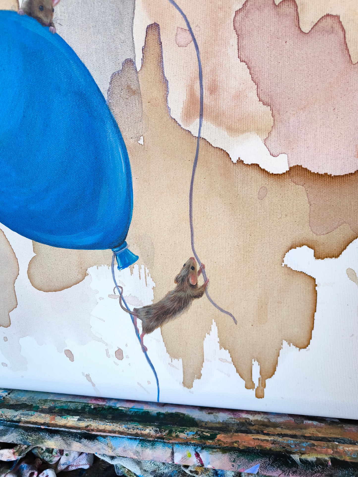 Drei Mäuse und eine Blaumeise